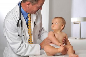Pédiatre en consultation avec un bébé